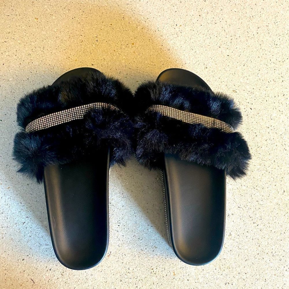 Women’s fuzzy slippers/slides, NWOT